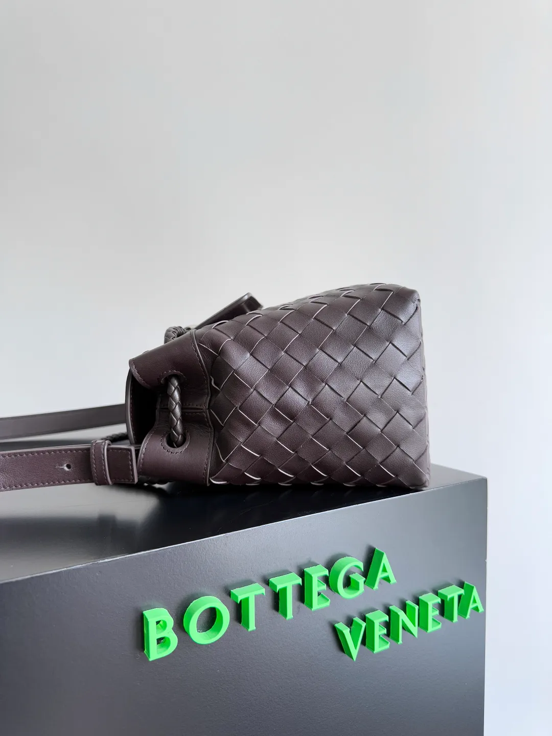 Batch 2460 BOTTEGA VENETA Bottega Veneta's 2025 new product for men ANDIAMO Bottega Veneta's main recommendation is undoubtedly the Andiamo small size. The first new favorite of the 2025 new product is a men's figure buckle bag. It can be seen that the designer has used many small ideas. The detachable crossbody strap is very convenient. It is convenient for elite office workers to reduce the burden on their hands when carrying work logs and office supplies. The interior is divided into two large compartments and a small zippered compartment. Unlike the women's model, the compartments here are not removable. The fixed large single layer also makes it easier to pack lightly when going out to work, and avoids the accumulation of too many small items. Style number: 815781 Size: 29*20*13cm